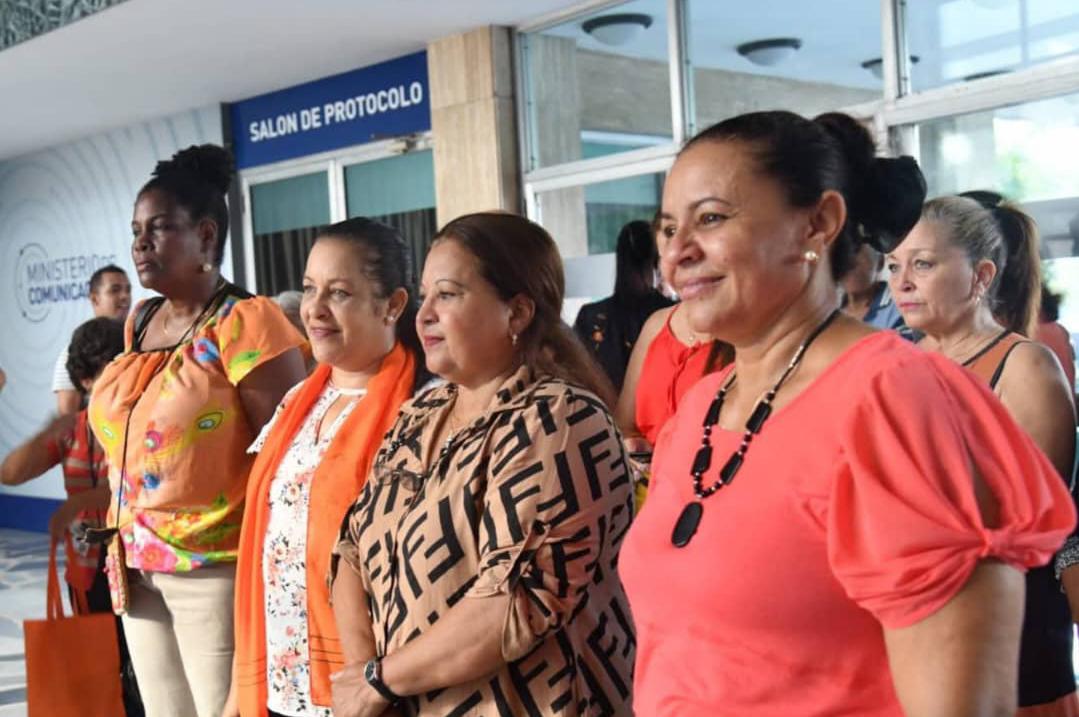 MayraArevich's tweet photo. Para las compañeras de las #Comunicaciones y para todas las mujeres cubanas, participar mañana 7 de abril, en la Movilización por el Aniversario de Vilma es defender la Patria y alzar nuestras voces de #MujeresEnRevolución contra el genocida bloqueo imperialista que nos asfixia. https://t.co/LNhRB9zLrc