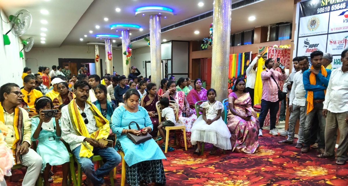 SudeshMahtoAJSU's tweet photo. मयूरभंज, ओडिशा के जशीपुर में कुड़मी सेना द्वारा आयोजित "स्वाभिमान समावेश" में शामिल हुआ।
भारी बारिश के बावजूद बड़ी संख्या में मातृशक्ति एवं युवा साथियों का देर रात तक कार्यक्रम में डटे रहना समाज की अद्भुत एकजुटता, जागरूकता और अपनी संस्कृति के प्रति गहरे समर्पण का सशक्त उदाहरण है।
ऐसे आयोजन समाज में नई ऊर्जा, आत्मविश्वास और स्वाभिमान का संचार करते हैं।