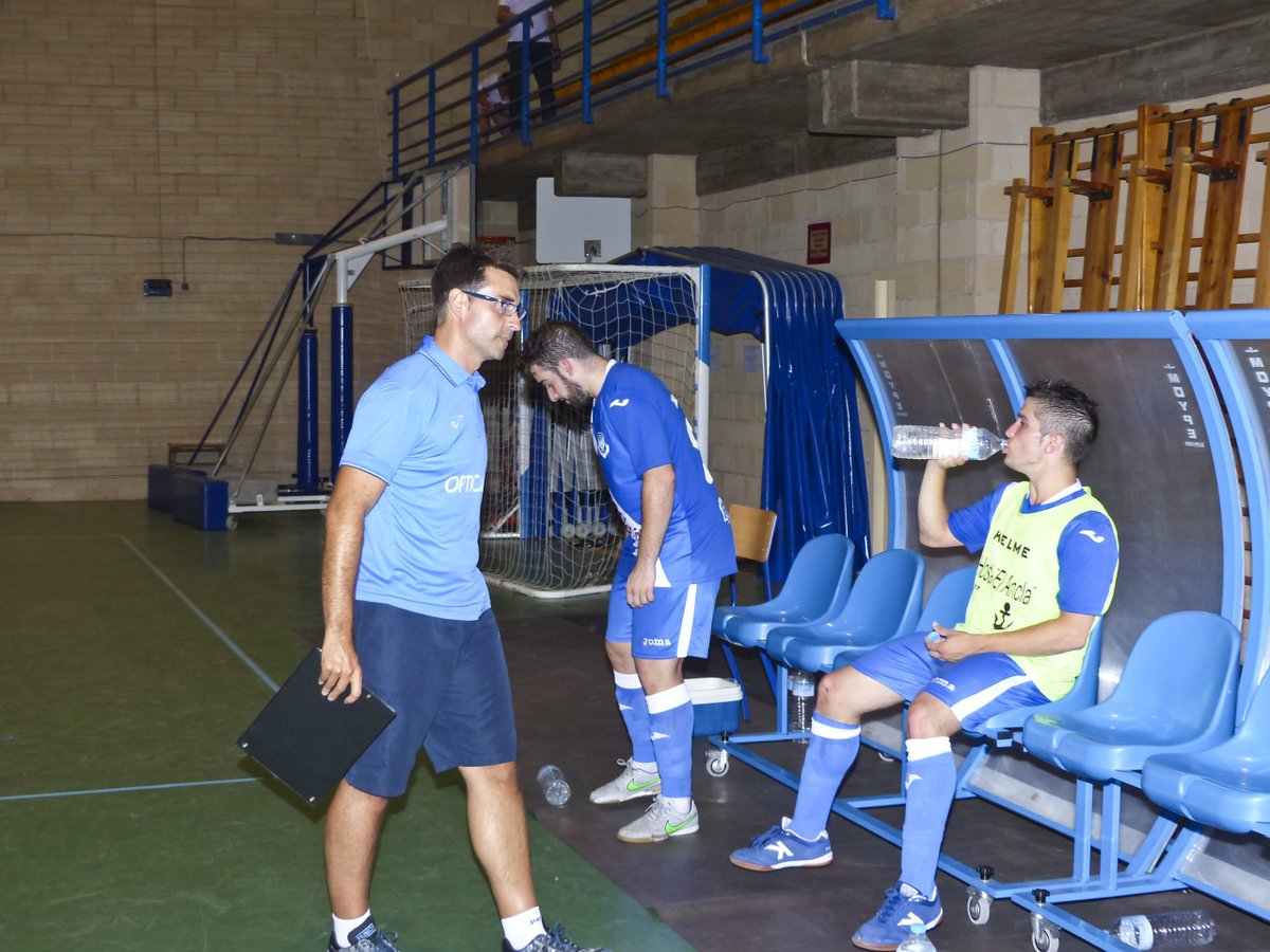 ManzanaresFS's tweet photo. 🔵⚪️ [Efemérides] 

📝 Tal día como hoy hace 10 años, Carlos Sánchez Rozas debutó como entrenador del @ManzanaresFS 

👉 Sustituyó a Juanlu Alonso en su primera etapa en el club y logró el ascenso a Segunda División https://t.co/3u5NktYdPt