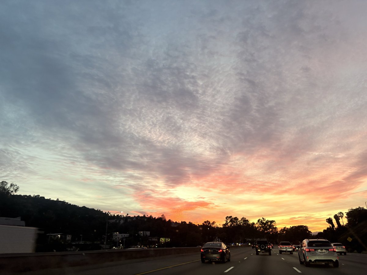 tatulip's tweet photo. sunday sunset sky in the valley. foreboding yet reassuring 🌅 https://t.co/mspAzPCApK