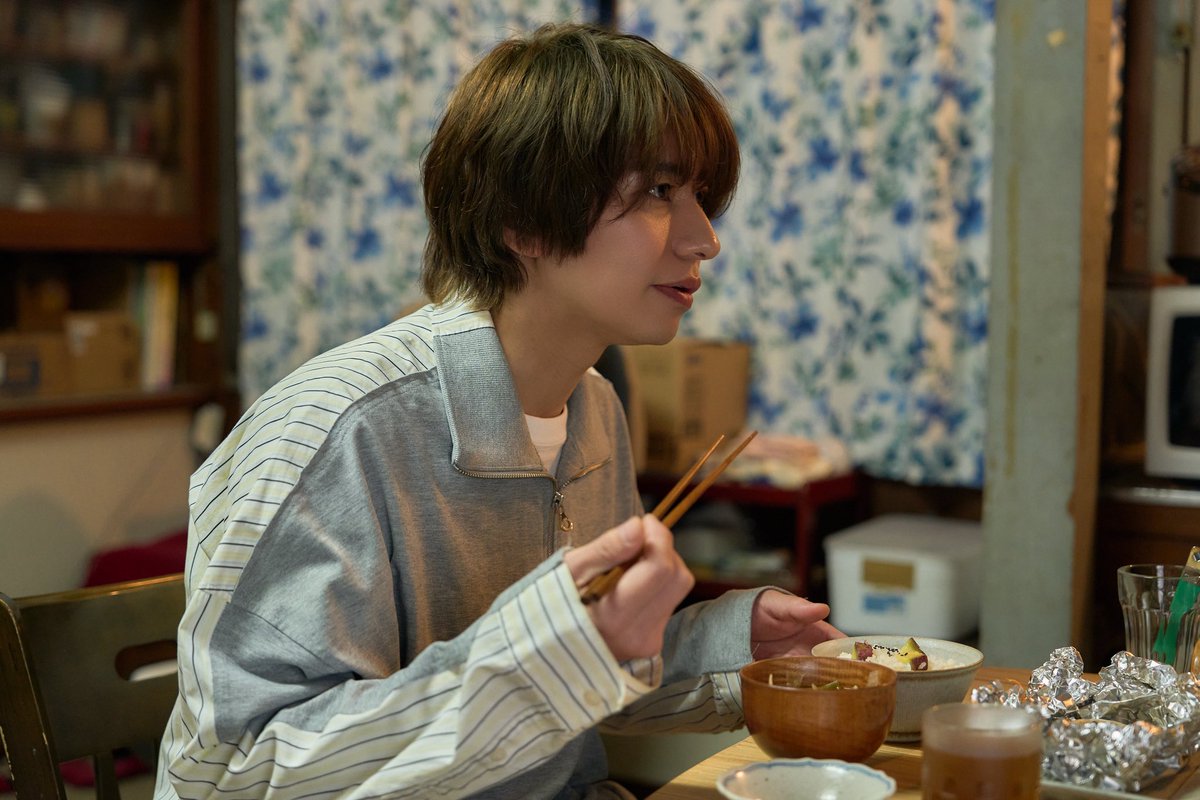 dramaDiVEP_ytv's tweet photo. ☔『 #スモークブルーの雨のち晴れ 』☀️
/
第1話ご視聴いただきありがとうございました!
寝顔を眺める久慈の姿も...😌
\
📺配信はこちら👇🏻
𝐓𝐕𝐞𝐫🔗https://t.co/jNkeogU0wu
𝐅𝐎𝐃🔗https://t.co/QUOPhwXM2P
みなさんのお気に入りシーンや感想を
#ドラマスモブル をつけてぜひ投稿してください🫶🏻
次回もお楽しみに!
✨W主演✨
吾妻朔太郎役¦#武田航平 さん
久慈静役¦#渋谷謙人 さん
#ドラマスモブル
