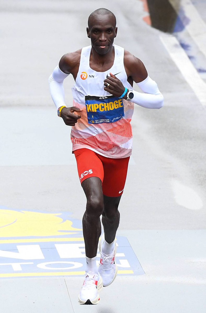 victor3000obst's tweet photo. Es KIPCHOGE el mejor 
Fondista de todos los tiempos? 

5000 - 12’46”
10000 - 26’49”
21k - 59’25”
42k - 2h01’09”

#maraton #kipchoge #42k #running https://t.co/LsBGYnLhgf