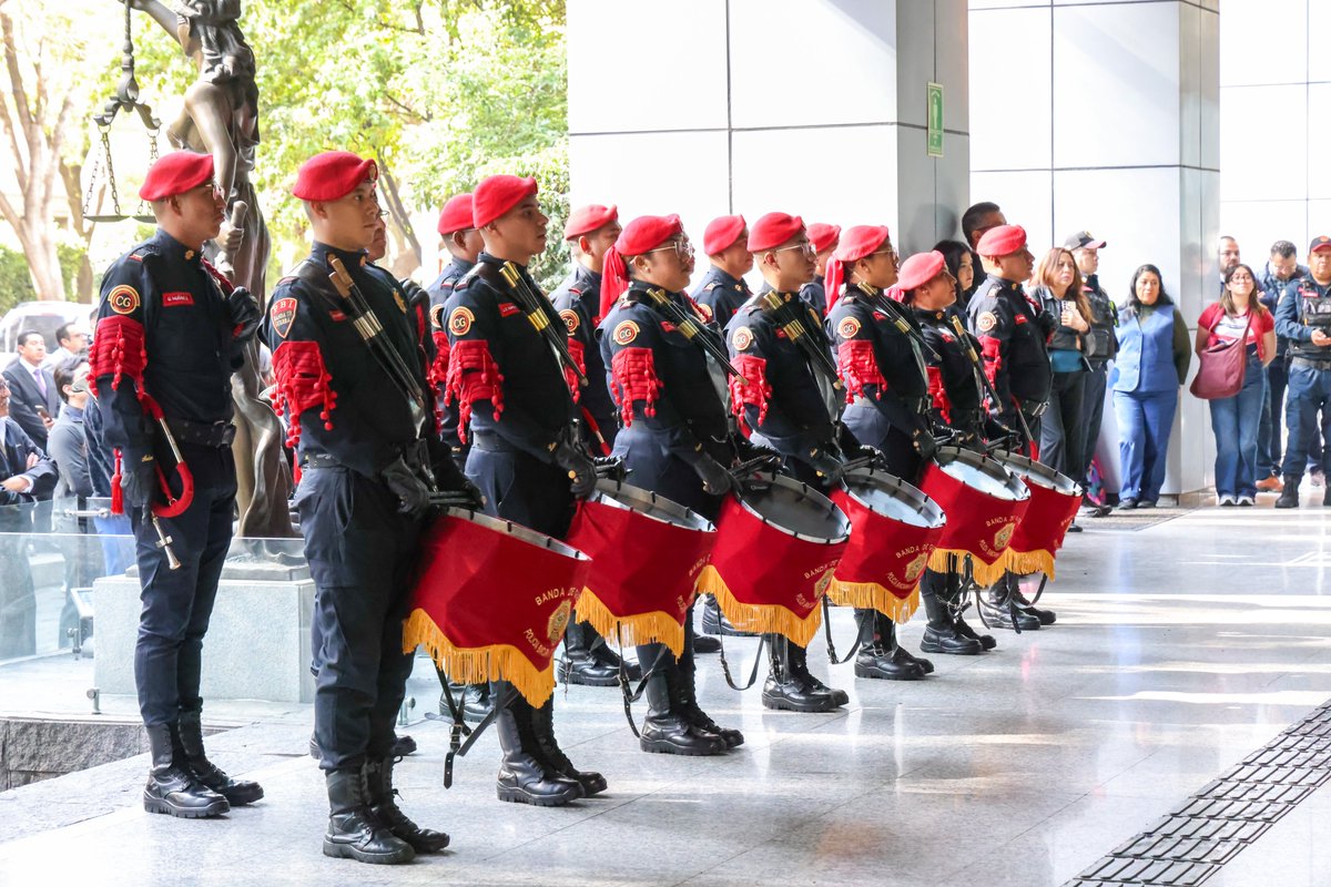 TFJAMexico's tweet photo. #LunesCívico

Con una escolta conformada por personal del #TFJA y las efemérides de abril leídas por trabajadoras y trabajadores del órgano jurisdiccional, esta mañana llevamos a cabo la ceremonia mensual de Honores a la Bandera.

La entusiasta participación de las personas servidoras públicas es muestra del orgullo que como mexicanas y mexicanos sentimos por nuestros símbolos patrios.

#México
#CompromisoSocial
#JusticiaAdministrativa
