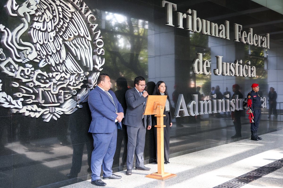 TFJAMexico's tweet photo. #LunesCívico

Con una escolta conformada por personal del #TFJA y las efemérides de abril leídas por trabajadoras y trabajadores del órgano jurisdiccional, esta mañana llevamos a cabo la ceremonia mensual de Honores a la Bandera.

La entusiasta participación de las personas servidoras públicas es muestra del orgullo que como mexicanas y mexicanos sentimos por nuestros símbolos patrios.

#México
#CompromisoSocial
#JusticiaAdministrativa