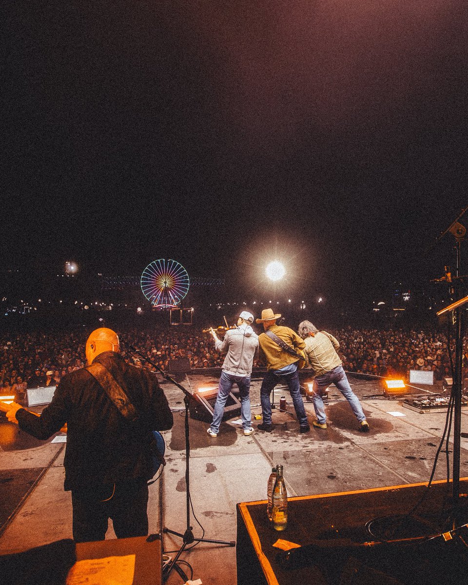 zacbrownband's tweet photo. The weather showed up, and so did you. Thank you to everyone who came out for the NCAA March Madness Music Festival and shared that moment with us. 

Nothing better than weathering it together 🤙🏻🏀 https://t.co/LrU8SgKFwc