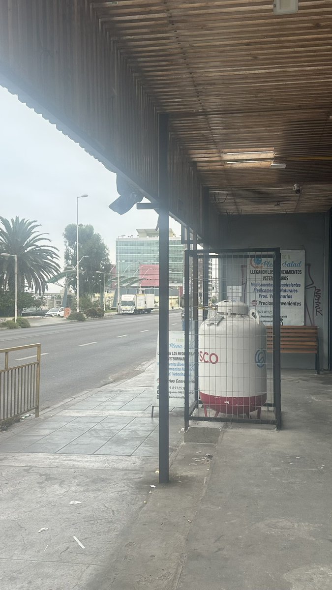 revel_cl's tweet photo. llama la atención la instalación de este cilindro de gas a centímetros de la vereda , enrejado sin mayor protección en Av Angamos , lugar de mucha circulación de personas como vehículos , estaesto en norma?  #Antofagasta https://t.co/or5v4AYPgp