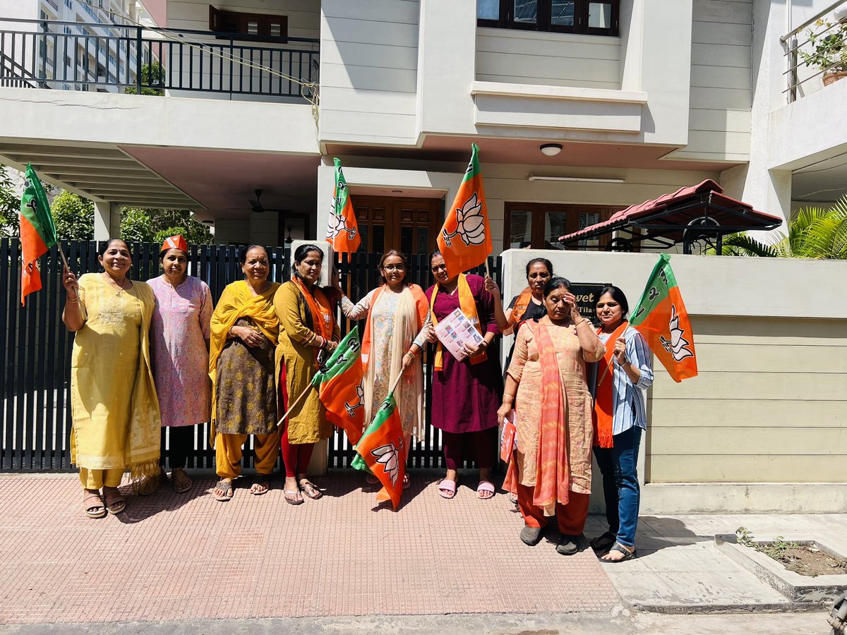 Harshida__Patel's tweet photo. #“🪷
ભારતીય જનતા પાર્��ી ના ૪૭મા સ્થાપના દિવસ નિમિત્તે તમામ સમર્પિત અને કર્મઠ કાર્યકરોને હાર્દિક શુભકામનાઓ.

આ શુભ અવસરે મારા નિવાસસ્થાને પક્ષનો ધ્વજ લહેરાવી ઉજવણી કરી અને સેવા, સંકલ્પ અને સમર્પણના માર્ગે આગળ વધવાનો સંકલ્પ લીધો. https://t.co/36p0VxKAF9