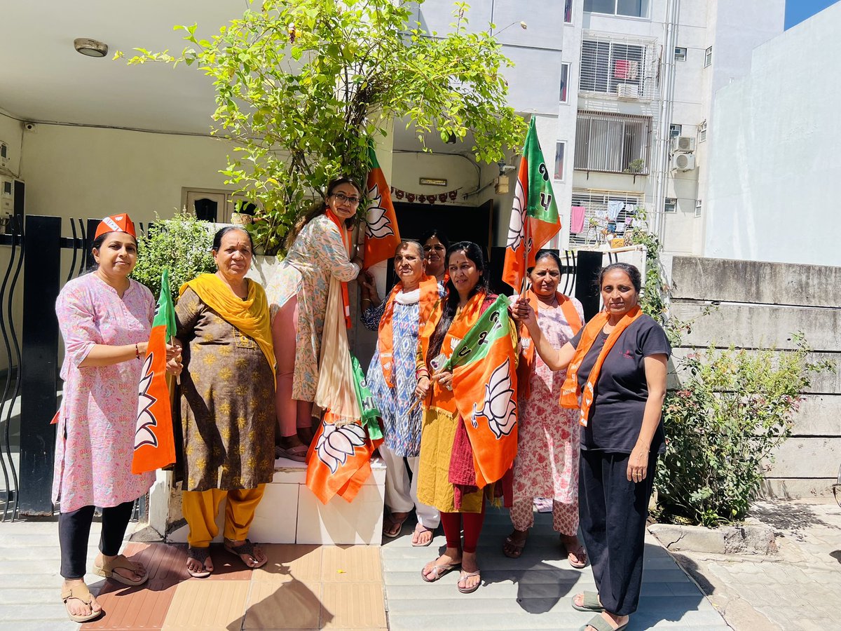 Harshida__Patel's tweet photo. #“🪷
ભારતીય જનતા પાર્��ી ના ૪૭મા સ્થાપના દિવસ નિમિત્તે તમામ સમર્પિત અને કર્મઠ કાર્યકરોને હાર્દિક શુભકામનાઓ.

આ શુભ અવસરે મારા નિવાસસ્થાને પક્ષનો ધ્વજ લહેરાવી ઉજવણી કરી અને સેવા, સંકલ્પ અને સમર્પણના માર્ગે આગળ વધવાનો સંકલ્પ લીધો. https://t.co/36p0VxKAF9