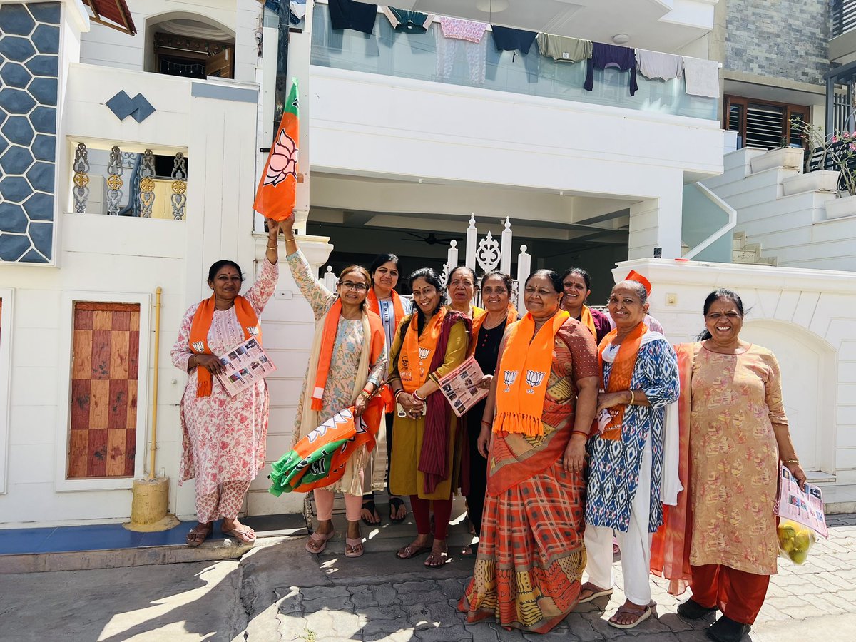 Harshida__Patel's tweet photo. #“🪷
ભારતીય જનતા પાર્��ી ના ૪૭મા સ્થાપના દિવસ નિમિત્તે તમામ સમર્પિત અને કર્મઠ કાર્યકરોને હાર્દિક શુભકામનાઓ.

આ શુભ અવસરે મારા નિવાસસ્થાને પક્ષનો ધ્વજ લહેરાવી ઉજવણી કરી અને સેવા, સંકલ્પ અને સમર્પણના માર્ગે આગળ વધવાનો સંકલ્પ લીધો. https://t.co/36p0VxKAF9