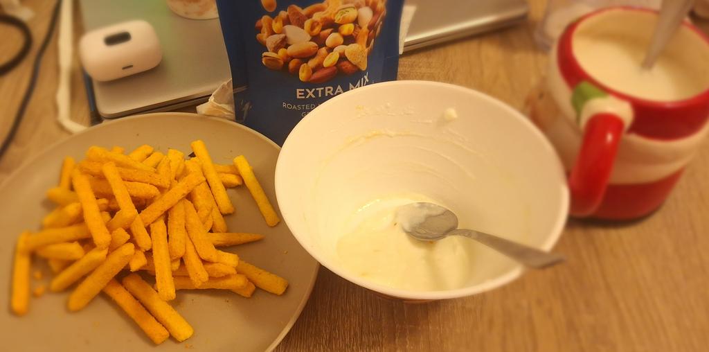 Lilly ( 4.8/20) tweet media