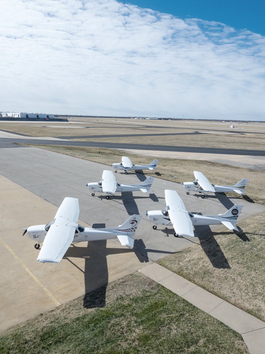 TextronAviation's tweet image. Congratulations to the 2026 Top Hawk recipients ✈️ 

Modern fleets. Future pilots. The Top Hawk program continues to shape tomorrow’s pilots with the legendary @Cessna Skyhawk.

Learn more ➡️ bit.ly/TopHawk2026

#cessna