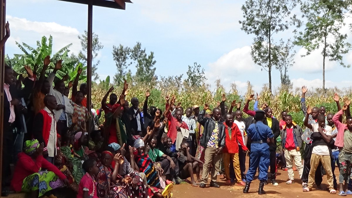 CommuneShombo's tweet photo. Commémoration du 32è annif de l'assassinat du Feu Président Cyprien_Ntaryamira au chef-lieu de la @communeshombo. L'administrateur communal remercie la population sur des efforts fournis et leur demande une discipline ds tous services et travaux de routine. https://t.co/EtzLQmLPK0