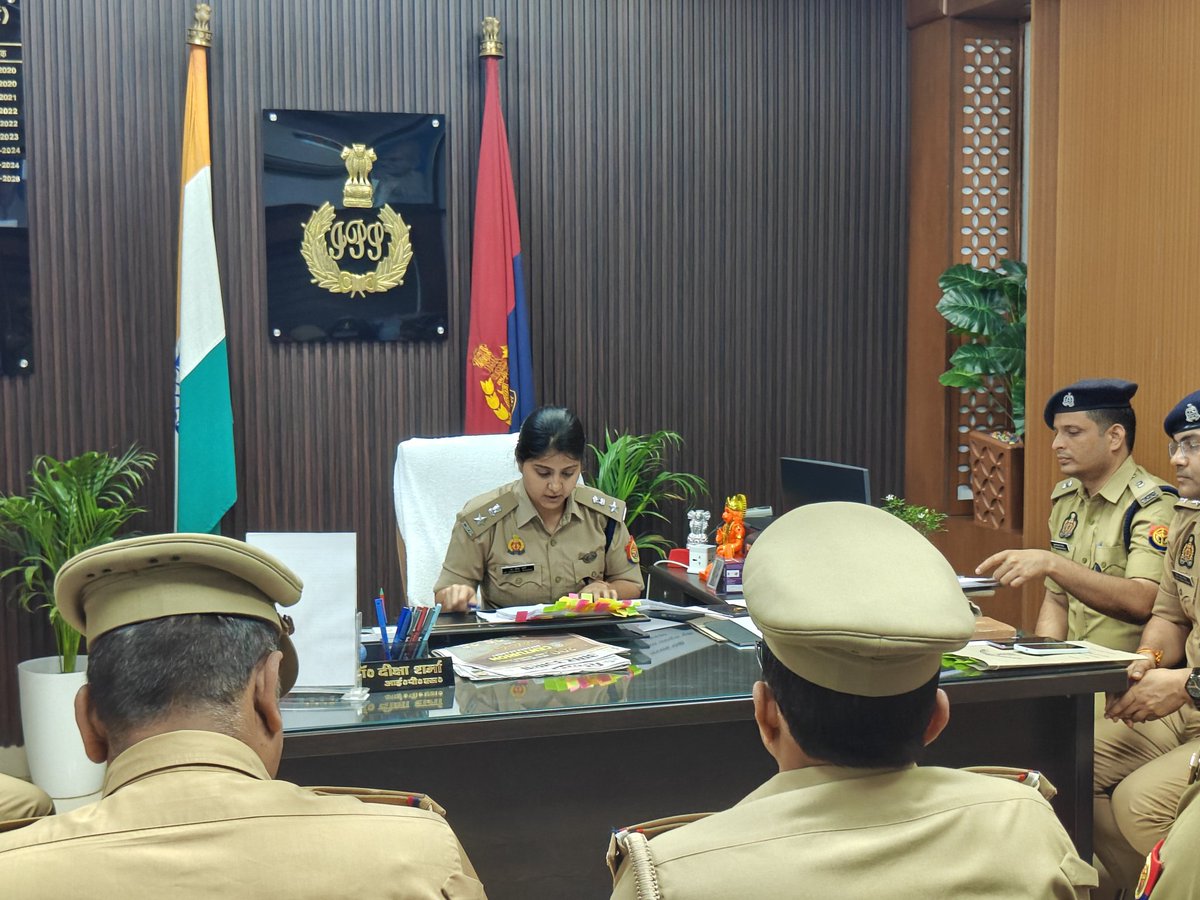 east_dcp's tweet image. #DCPEast डॉ0 दीक्षा शर्मा द्वारा पूर्वी जोन के थानो पर पंजीकृत अपराध के संबंध में जोन के सभी #ACP व #SHO की मासिक अपराध गोष्ठी आयोजित की गयी।अपराध की रोकथाम,लंबित विवेचनाओं के निस्तारण हेतु दिए आवश्यक दिशा-निर्देश। उक्त गोष्ठी में #ADCPEast भी उपस्थित रहे।
@lkopolice
@Uppolice