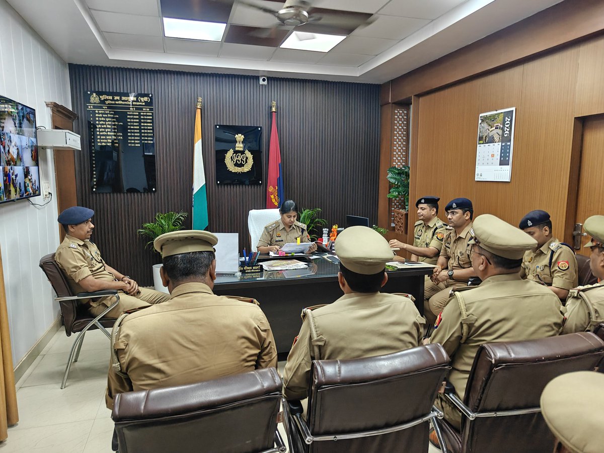 east_dcp's tweet image. #DCPEast डॉ0 दीक्षा शर्मा द्वारा पूर्वी जोन के थानो पर पंजीकृत अपराध के संबंध में जोन के सभी #ACP व #SHO की मासिक अपराध गोष्ठी आयोजित की गयी।अपराध की रोकथाम,लंबित विवेचनाओं के निस्तारण हेतु दिए आवश्यक दिशा-निर्देश। उक्त गोष्ठी में #ADCPEast भी उपस्थित रहे।
@lkopolice
@Uppolice