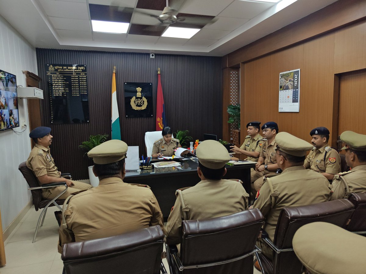 east_dcp's tweet image. #DCPEast डॉ0 दीक्षा शर्मा द्वारा पूर्वी जोन के थानो पर पंजीकृत अपराध के संबंध में जोन के सभी #ACP व #SHO की मासिक अपराध गोष्ठी आयोजित की गयी।अपराध की रोकथाम,लंबित विवेचनाओं के निस्तारण हेतु दिए आवश्यक दिशा-निर्देश। उक्त गोष्ठी में #ADCPEast भी उपस्थित रहे।
@lkopolice
@Uppolice