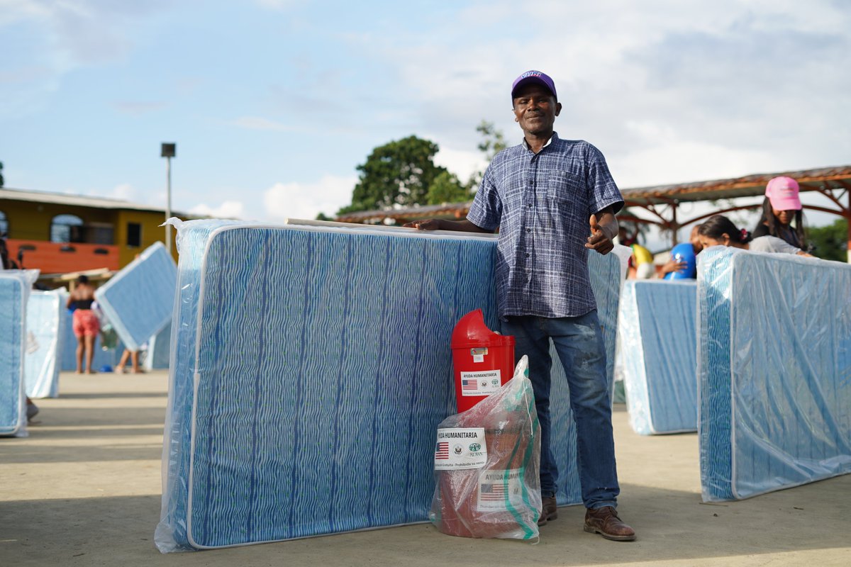 ADRAEcuador's tweet photo. Ante la emergencia invernal, ADRA Ecuador, con apoyo de U.S. Embassy Ecuador, entregó 1.000 kits, 500 colchones y 560 mosquiteros en Muisne. 💚

Apoyamos a familias afectadas con una respuesta oportuna y digna.

#ADRAEcuador #AcciónHumanitaria #Muisne #EmergenciaEcuador https://t.co/1gat94FkTo