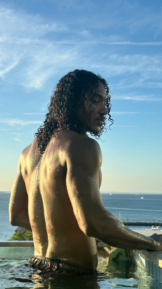 erickfcostta's tweet photo. Usem com e sem definição, molhado, façam tranças, twist, dreads, possibilidades não faltam https://t.co/Rpu462qzHK