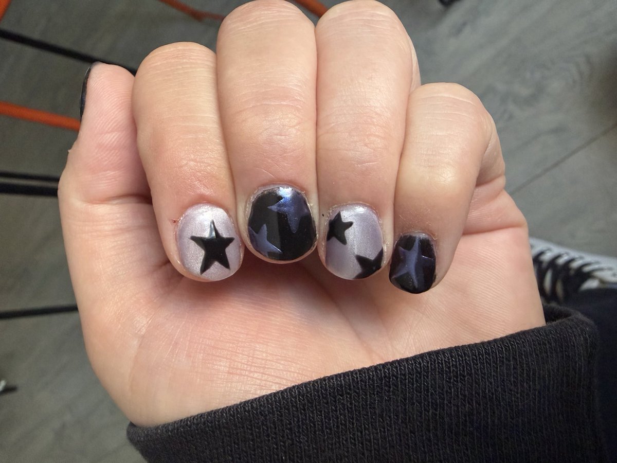 ꪶ𝒊𝒏𝒆 ✮˚.⋆ seeing 5SOS today tweet media