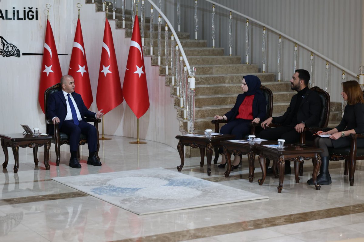 numanhatipoglu's tweet photo. Gazeteci Erkan Ayyıldız’ın moderatörlüğünde hayata geçirilen “Şehir Masası” programının ilk bölümüne konuk olduk.

Elazığ’ımızın nabzını tutan bu kıymetli platformda; Fırat Gazetesi’nden Remziye Kökburi, Gündem Gazetesi’nden Gülşah Altaş ve Hakimiyet Gazetesi’nden Ömer Enes Yılar’ın sorularını yanıtladık.

Programda, ilimizde yürütülen çalışmalar, devam eden projeler ve Elazığ’ın geleceğine dair hedeflerimizi kapsamlı şekilde değerlendirme fırsatı bulduk. Şehrimizin gelişimi adına yürüttüğümüz her adımı şeffaflıkla paylaşmaya ve ortak akılla ilerlemeye devam edeceğiz.

Bu anlamlı programın hazırlanmasında emeği geçen herkese teşekkür ediyor,“Şehir Masası”nın ilimiz için hayırlı olmasını diliyorum.
