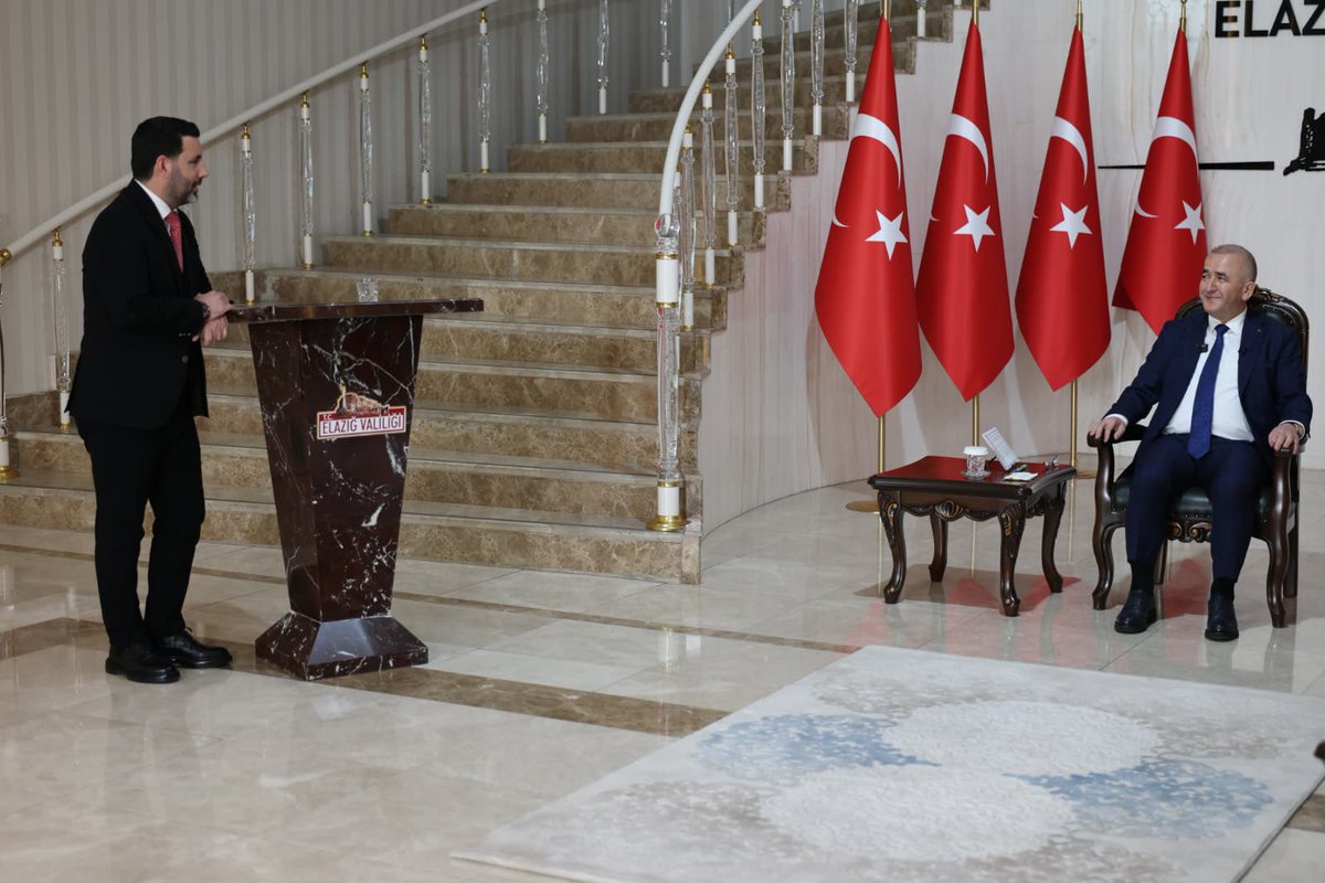 numanhatipoglu's tweet photo. Gazeteci Erkan Ayyıldız’ın moderatörlüğünde hayata geçirilen “Şehir Masası” programının ilk bölümüne konuk olduk.

Elazığ’ımızın nabzını tutan bu kıymetli platformda; Fırat Gazetesi’nden Remziye Kökburi, Gündem Gazetesi’nden Gülşah Altaş ve Hakimiyet Gazetesi’nden Ömer Enes Yılar’ın sorularını yanıtladık.

Programda, ilimizde yürütülen çalışmalar, devam eden projeler ve Elazığ’ın geleceğine dair hedeflerimizi kapsamlı şekilde değerlendirme fırsatı bulduk. Şehrimizin gelişimi adına yürüttüğümüz her adımı şeffaflıkla paylaşmaya ve ortak akılla ilerlemeye devam edeceğiz.

Bu anlamlı programın hazırlanmasında emeği geçen herkese teşekkür ediyor,“Şehir Masası”nın ilimiz için hayırlı olmasını diliyorum.