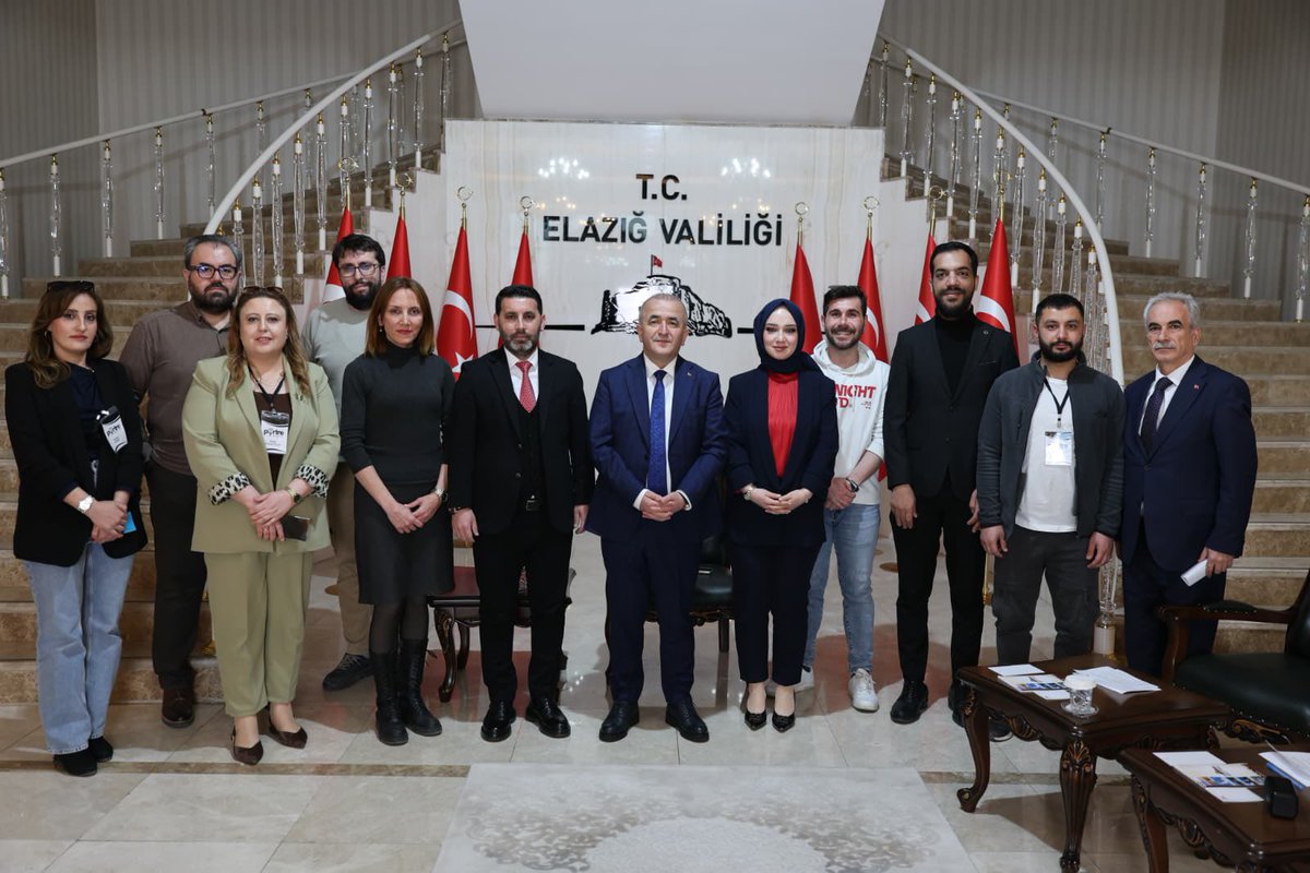 numanhatipoglu's tweet photo. Gazeteci Erkan Ayyıldız’ın moderatörlüğünde hayata geçirilen “Şehir Masası” programının ilk bölümüne konuk olduk.

Elazığ’ımızın nabzını tutan bu kıymetli platformda; Fırat Gazetesi’nden Remziye Kökburi, Gündem Gazetesi’nden Gülşah Altaş ve Hakimiyet Gazetesi’nden Ömer Enes Yılar’ın sorularını yanıtladık.

Programda, ilimizde yürütülen çalışmalar, devam eden projeler ve Elazığ’ın geleceğine dair hedeflerimizi kapsamlı şekilde değerlendirme fırsatı bulduk. Şehrimizin gelişimi adına yürüttüğümüz her adımı şeffaflıkla paylaşmaya ve ortak akılla ilerlemeye devam edeceğiz.

Bu anlamlı programın hazırlanmasında emeği geçen herkese teşekkür ediyor,“Şehir Masası”nın ilimiz için hayırlı olmasını diliyorum.