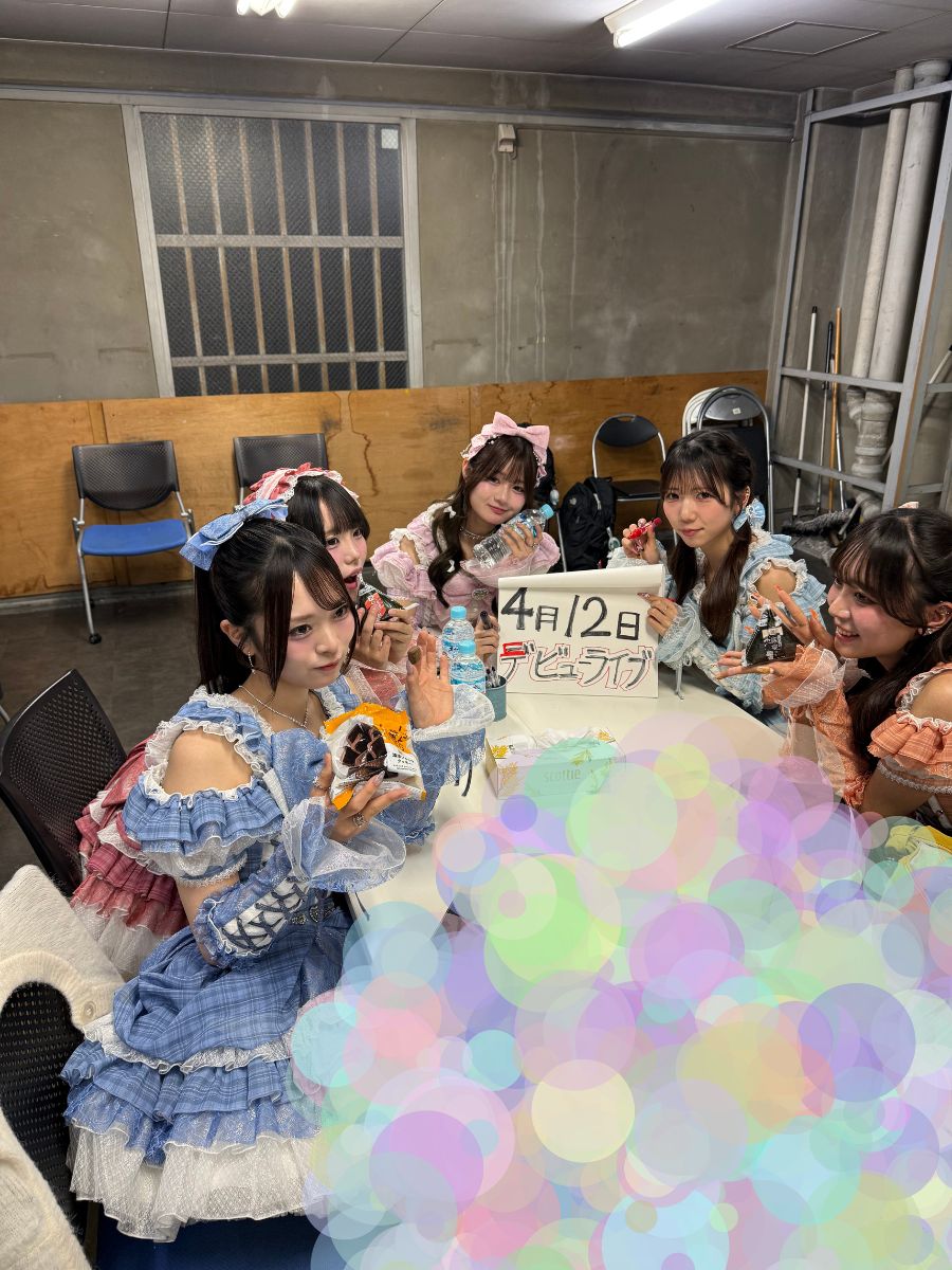 ichale_staff's tweet photo. 【楽屋レポ】
きゅるりん♡ふれーばーさんが、昆布と、辛子明太子のおにぎり買ってました🍙

4/12にデビューライブがあるみたいです！これは行くしかない！
きゅるりん♡ふれーばーさん、本日はご出演ありがとうございました！ https://t.co/MAe67sR6vV