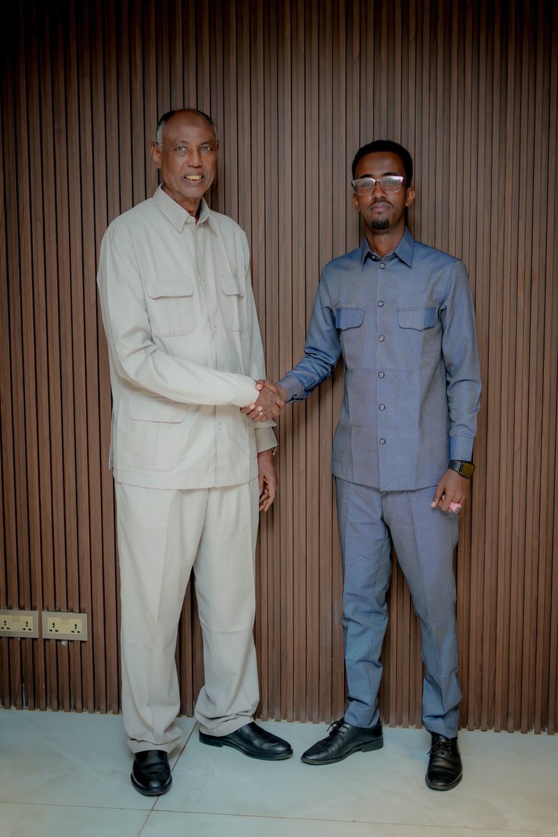 AbdikaniAdde's tweet photo. Had the honor of meeting with the Minister of Labour and Social Affairs of Somalia. We discussed the current situation of the country, with a strong focus on empowering youth through job opportunities and sustainable development. #Somalia #YouthEmpowerment https://t.co/mf7PPmCstE