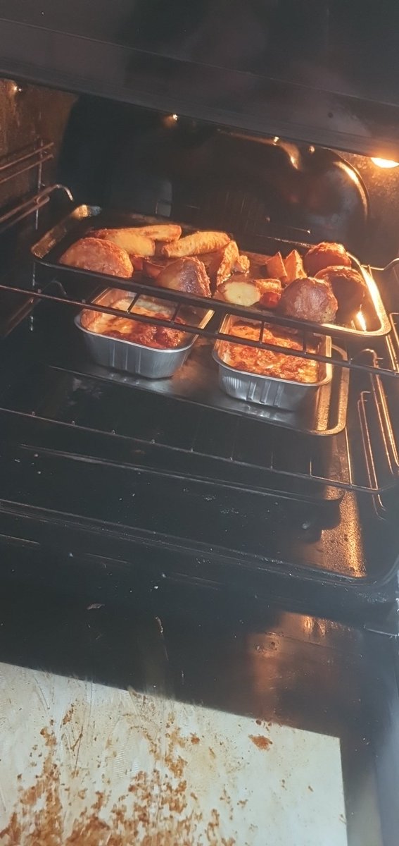 neildarby's tweet photo. @bushontheradio tonight it's leftovers from yesterday's turkey roast https://t.co/AyZBUBvqEk
