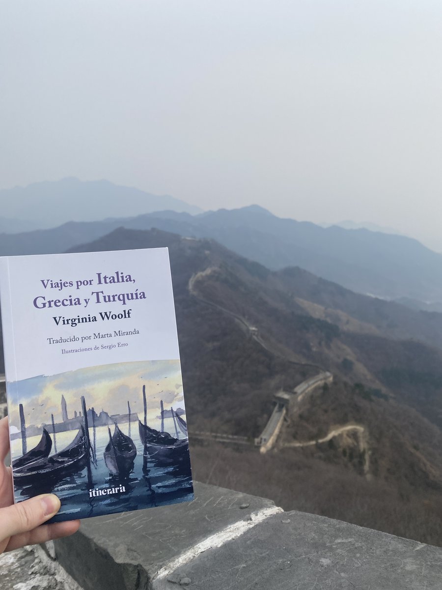 Itineraria_'s tweet photo. Viajar como cuando Virginia ya no es posible. Pero siempre podremos recorrer el mundo como antes leyéndola.  

«Viajes por Italia, Grecia y Turquía», de Virginia Woolf. Con traducción de Marta Miranda e ilustraciones en acuarela de Sergio Erro.

https://t.co/9xpkXKX1AL https://t.co/CeJrkLnh0H