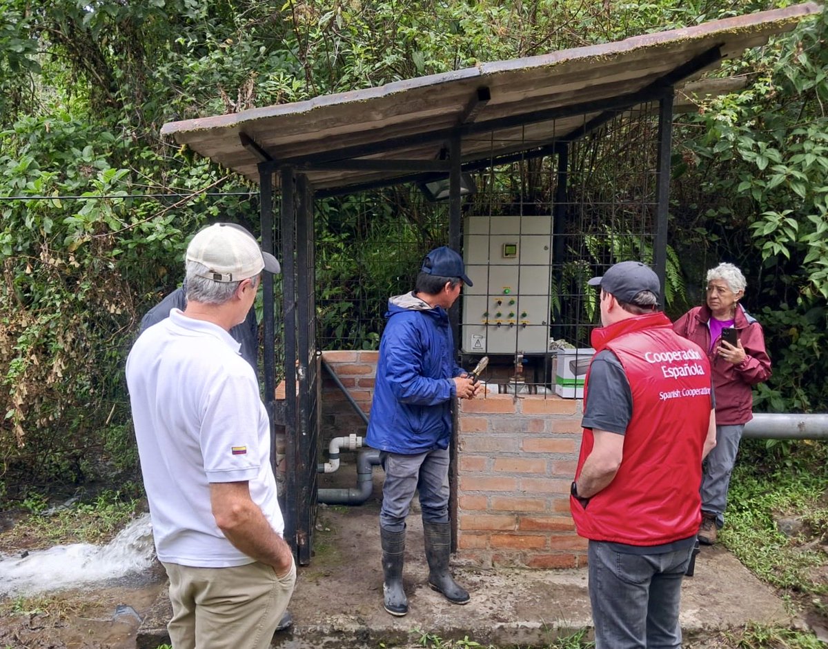 aecidecuador's tweet photo. 💧⚡ En #Intag, el río Aguagrún genera energía limpia. 27 microsoluciones, 2.000 beneficiarios, 565 t CO₂ evitadas.
Lee más en: https://t.co/ix3lxV7XUR
Financiado por #AECIDEcuador y ejecutado por Xarxa de Consum Solidari.
#SomosCooperación https://t.co/gCeCojWgBo