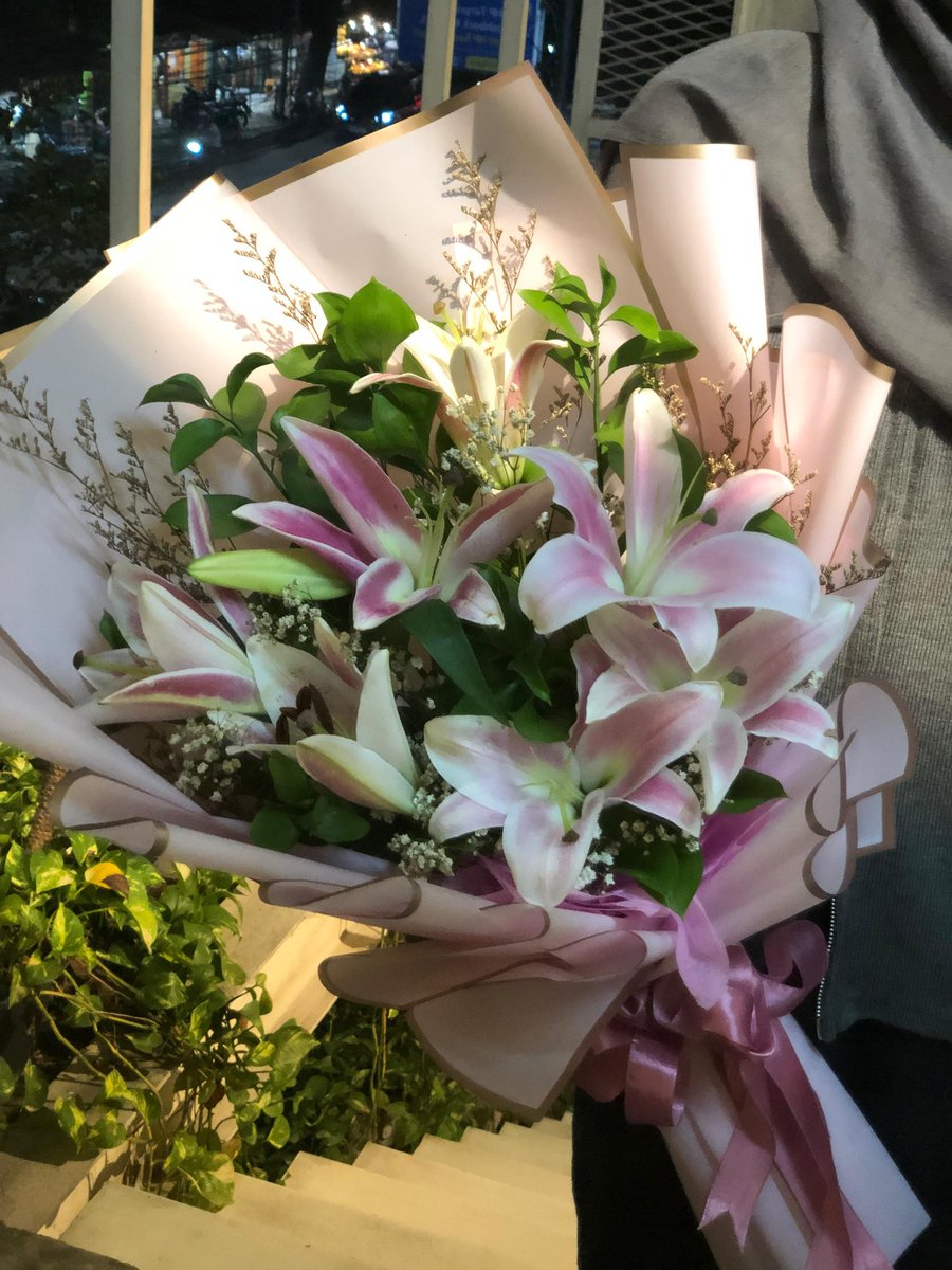 bitcheverytime's tweet photo. got my first lily from him 𖹭 https://t.co/oIRgSTQBcd