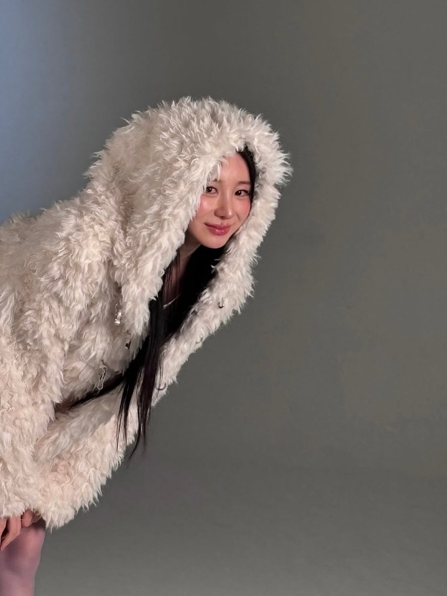 forleechaeyeon_'s tweet photo. BREAKING NEWS: Soloist Lee Chaeyeon officially announces her comeback set for late April, raising anticipation among fans worldwide. 🔥🔥🔥
#LEECHAEYEON #이채연 #Soloist #AprilComeback #Dancingqueen https://t.co/lNSXkUr3tf