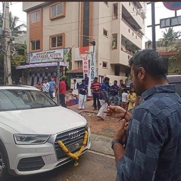ChekrishnaCk's tweet photo. ಈ ಬೇವರ್ಸಿ Audi ಕಾರ್ ಹೇಗೆ ತಗೊಂಡ ಅಂತ ಹೇಳ್ರೋ ಹೇಲಾಟಗಳ
#GoBackGovernor https://t.co/O5DfbTB8VQ