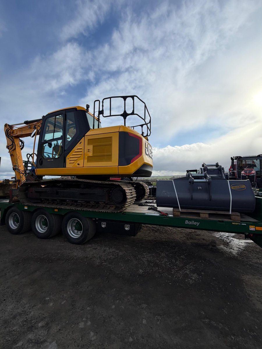 ScotJCB's tweet image. A lovely used JCB 140X complete with a Strickland titling head and three new buckets ready to get to work!

📸David Fortune, Scot Agri Kelso

#JCB #TrackedExcavator #UsedMachinery #ScotJCB