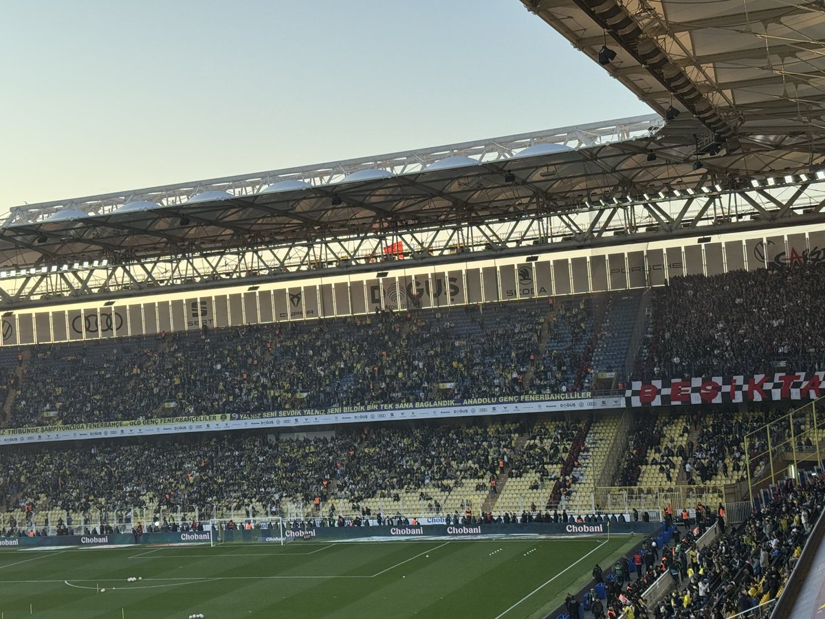 Deplasman tribününe set önüne pankart asılmasına izin verilmesi ciddi bir hatadır. Pankart tribünün gücüdür; rakibe değil, ev sahibine avantaj sağlar. Biz diğer statlarda bariyer arkasına mahkum edilirken bu imtiyaz kabul edilemez. Bu yanlıştan dönülmeli <a href="/Fenerbahce/">Fenerbahçe SK</a>