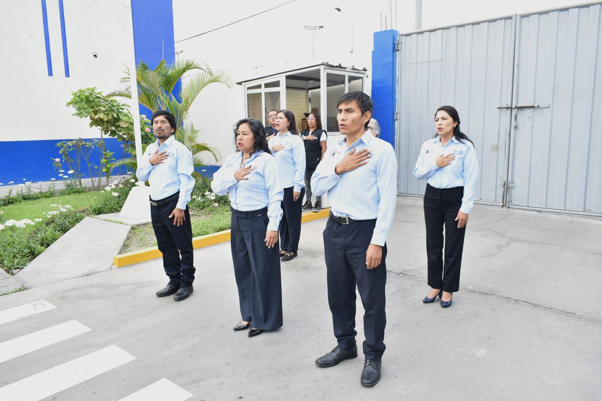 ¡𝐔𝐍𝐈𝐃𝐎𝐒 𝐏𝐎𝐑 𝐋𝐀 𝐏𝐀𝐓𝐑𝐈𝐀, 𝐔𝐍𝐈𝐃𝐎𝐒 𝐏𝐎𝐑 𝐋𝐀 𝐒𝐀𝐋𝐔𝐃!
Como cada lunes se realizó el izamiento del Pabellón Nacional y entonación del Himno Nacional del Perú, liderado por la máxima autoridad de salud de la región, equipo de gestión y servidores públicos.