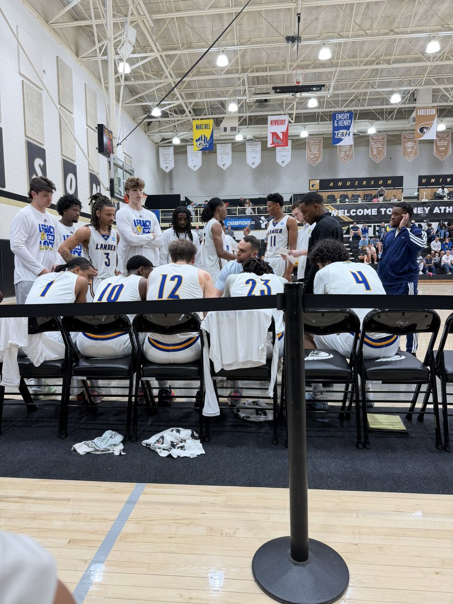 sebastianaug3's tweet photo. Love this group and the fight they showed all year. These boys really put the Catz on the map. Funny and hardworking group! Super blessed to be part of History
Shoutout @Owattad_ and @DahlingAlex for making this one of the most special years of my life as well.
It be dem #CATZ https://t.co/u0b8Wc4ekj
