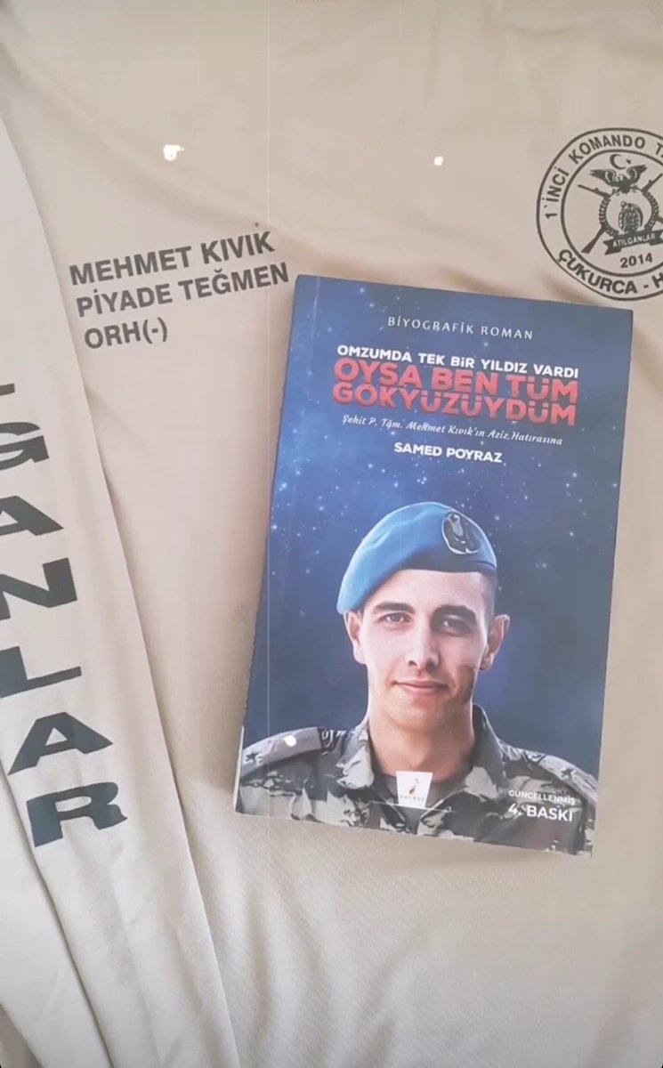tegmenmkivik's tweet photo. Şöyle seslenmişti Mehmet Teğmen emrindeki kola : “Çok şiir yazdık vaktiyle bu dağlarda, oylumlu bir roman olmanın vakti geldi de geçiyor...”

Şehit P. Tğm.Mehmet Kıvık'ın Aziz Hatıraları; 

Biyografik Romanı : “ Oysa Ben Tüm Gökyüzüydüm” ve Çizgi Romanı “ Atılganlar”  📚🇹🇷

Eserlerin geliri tadilatı devam eden “ Şehit Mehmet Kıvık Ortaokulu” na bağışlanmıştır. Şehidimizin son dört yılını anlatan romanını kendi kitaplığınıza,  Atılganlar çizgi romanını da Türk askerini sevdirmesi için çocuğunuzun kitaplığına ekleyin. Şehidimizin aziz hatırası raflarınızda yaşarken okuluna da bir tuğla eklemiş olun 🧱🇹🇷👍

Sipariş için:👇
https://t.co/XKfOXfqGYD