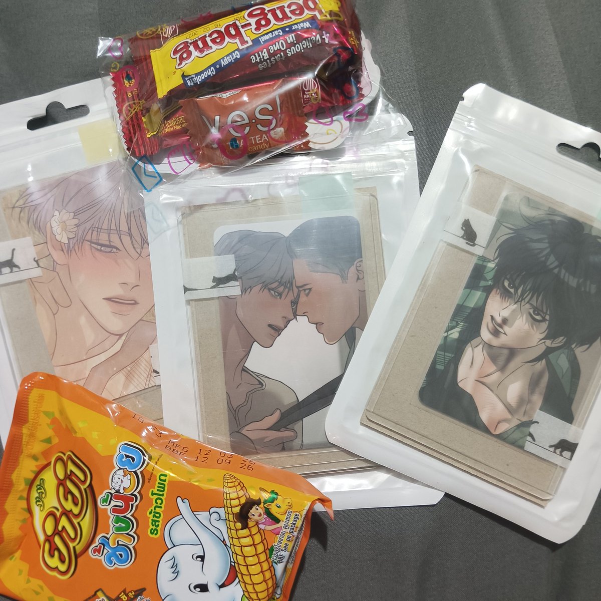 ได้รับของแล้วคับ ของแถมมีสติ๊กเกอร์มาด้วยน่ารักมากแต่โดนน้องอุบอิบไปแล้ว ขอบคุณสำหรับขนมนะค้าบ #mymvyrv