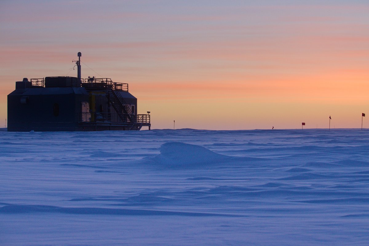 NOAAResearch's tweet image. Check out these stunning views captured by @NOAA’s South Pole researchers as they said goodbye to the sun for the season! 👋🌅

#DYK South Pole staff experience just 1 sunrise &amp;amp; sunset per year?!

Learn more about @noaagml South Pole research: gml.noaa.gov/obop/spo/