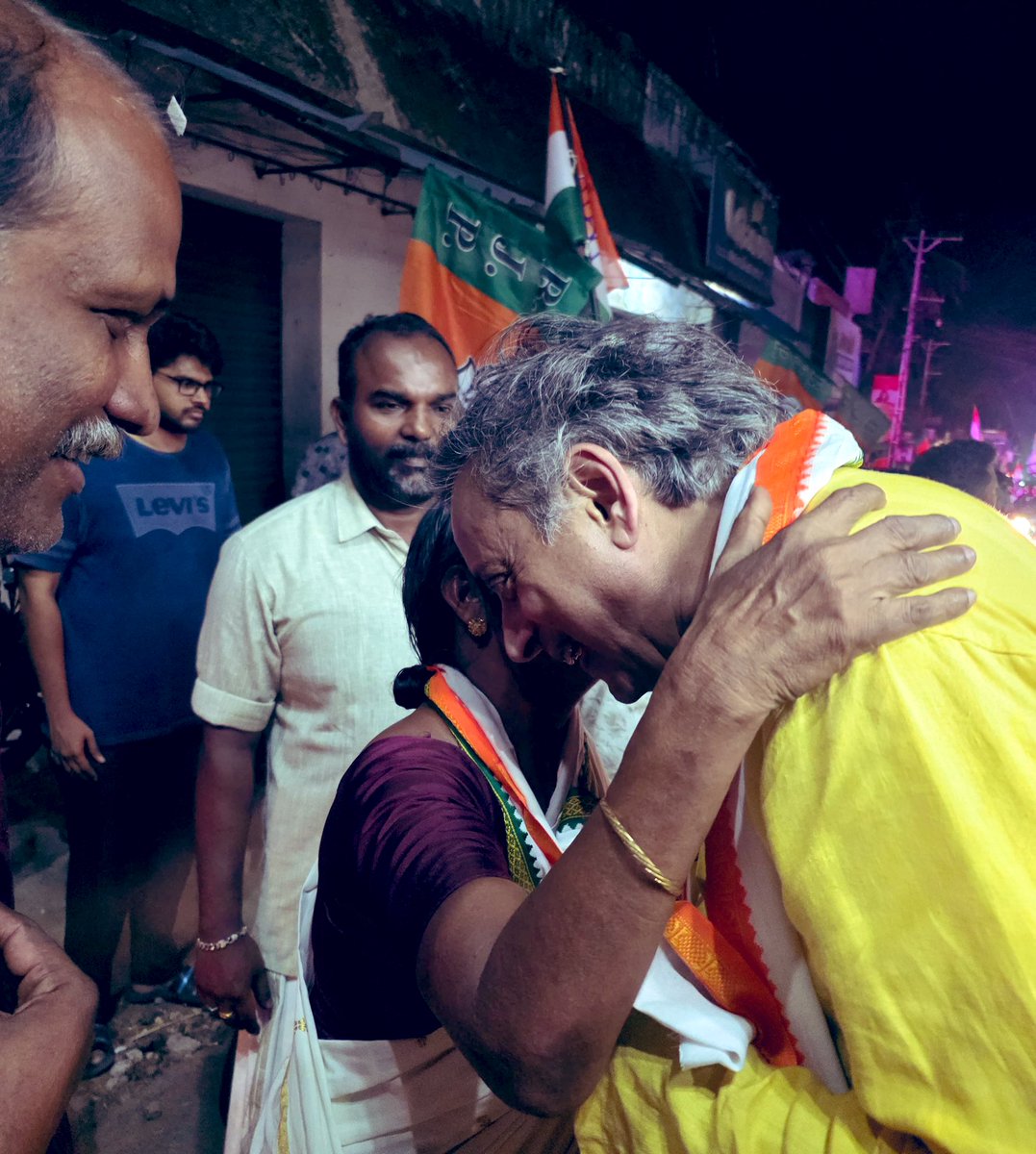 ShashiTharoor's tweet photo. Wonderful to see the appreciation of supporters as our campaign winds down after two and a half intense weeks!
@INCIndia @INCKerala
#ThinkTomorrowVoteUDF https://t.co/ZdpW5GrXah