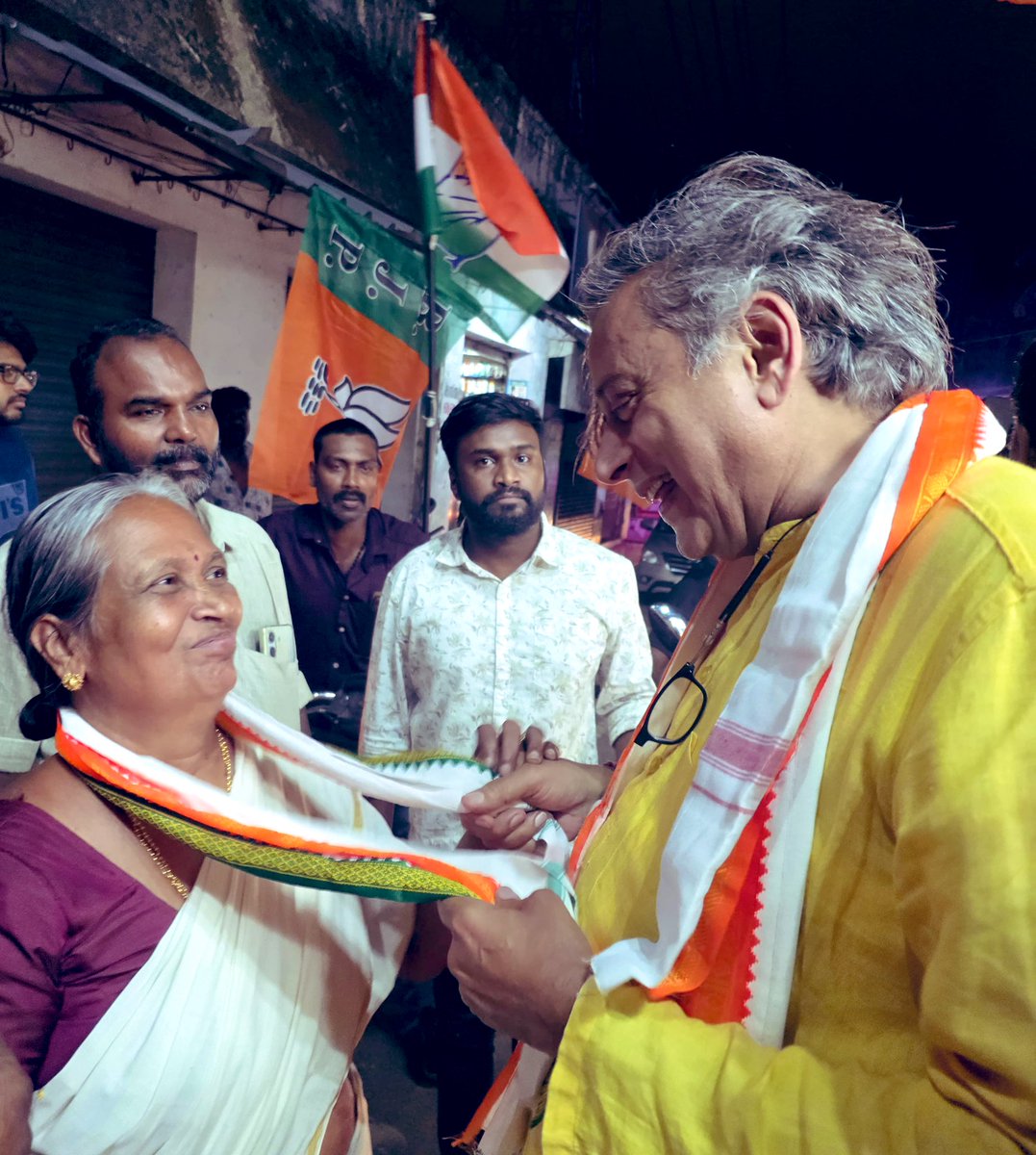 ShashiTharoor's tweet photo. Wonderful to see the appreciation of supporters as our campaign winds down after two and a half intense weeks!
@INCIndia @INCKerala
#ThinkTomorrowVoteUDF https://t.co/ZdpW5GrXah