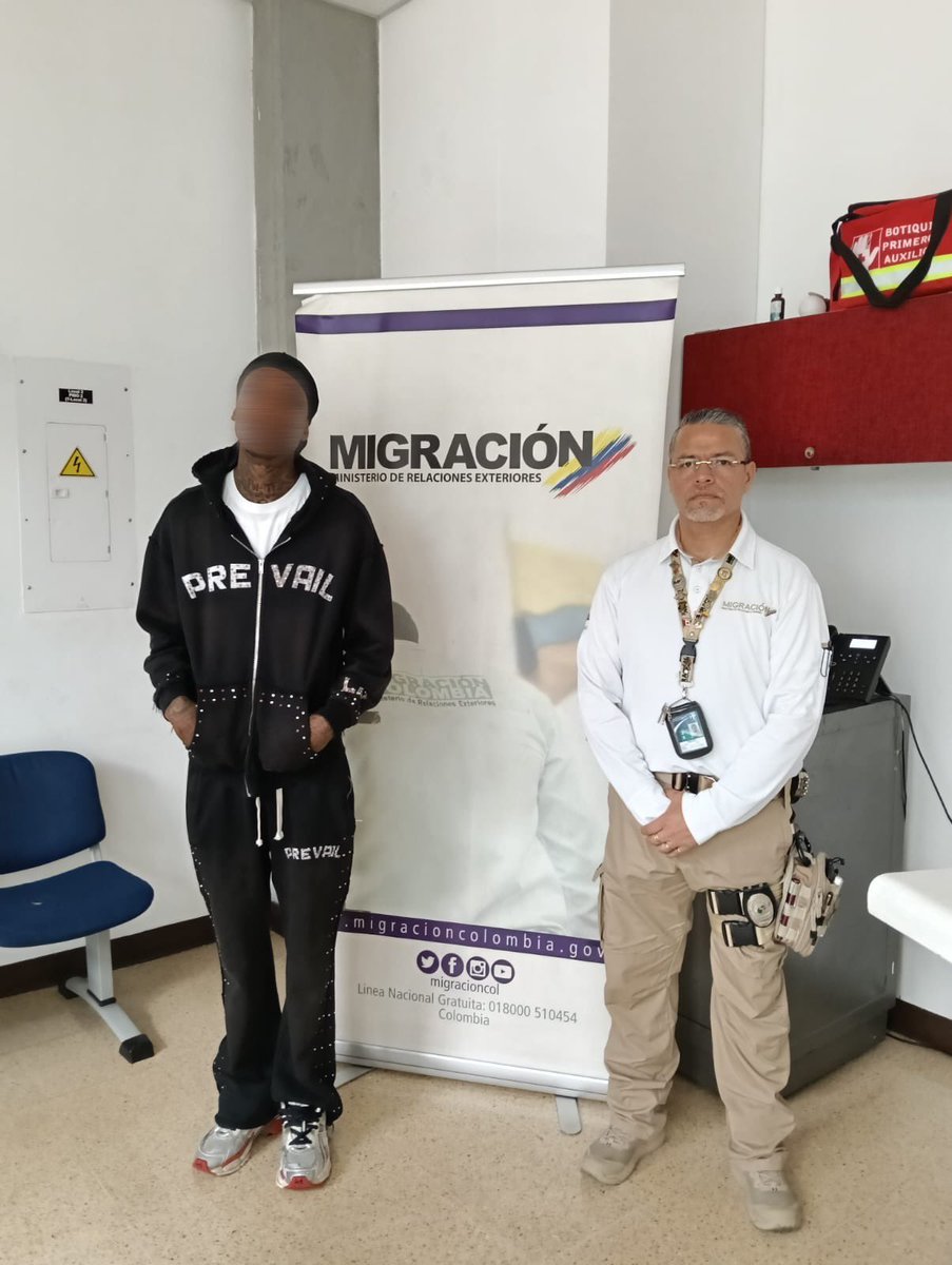 MigracionCol's tweet photo. Estadounidense con historial de agresión sexual a una menor de edad, fue inadmitido por @MigracionCol cuando pretendía ingresar al país por el @AeropuertoMDE.
El individuo fue detectado por nuestros oficiales gracias a una alerta #AngelWatch https://t.co/gHG9QL54xp