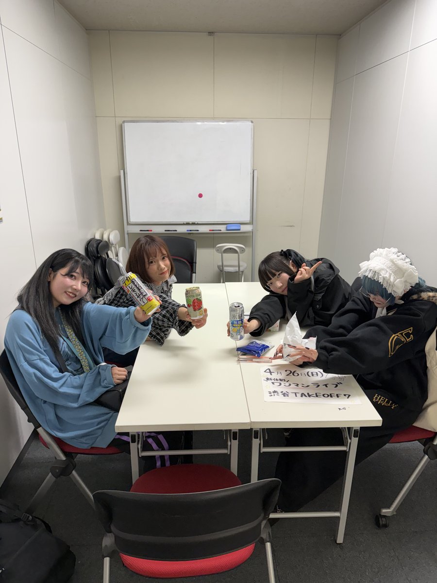 ichale_staff's tweet photo. 【楽屋レポ】
pipiaさんが、番組終わりでお酒飲んでました🥃
楽屋でもロックでした🎸

4/26にワンマンライブあるらしいです！
どんなパフォーマンスをするのか気になる！
これは行くしかない！ https://t.co/taWeKR30cL