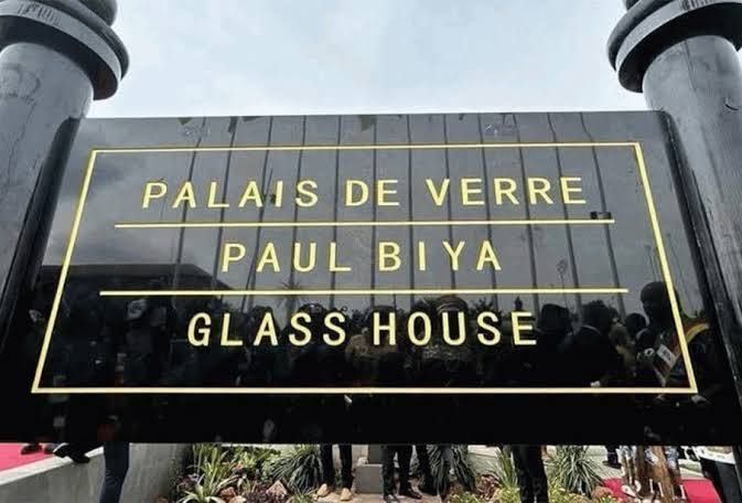 MimiMefoInfo's tweet image. #Cameroon: the National Assembly’s “glass palace” at the center of a financial scandal

A donation proving costly. The new headquarters of Cameroon’s National Assembly in Yaoundé, officially presented as a gift from China, is now facing serious allegations of financial