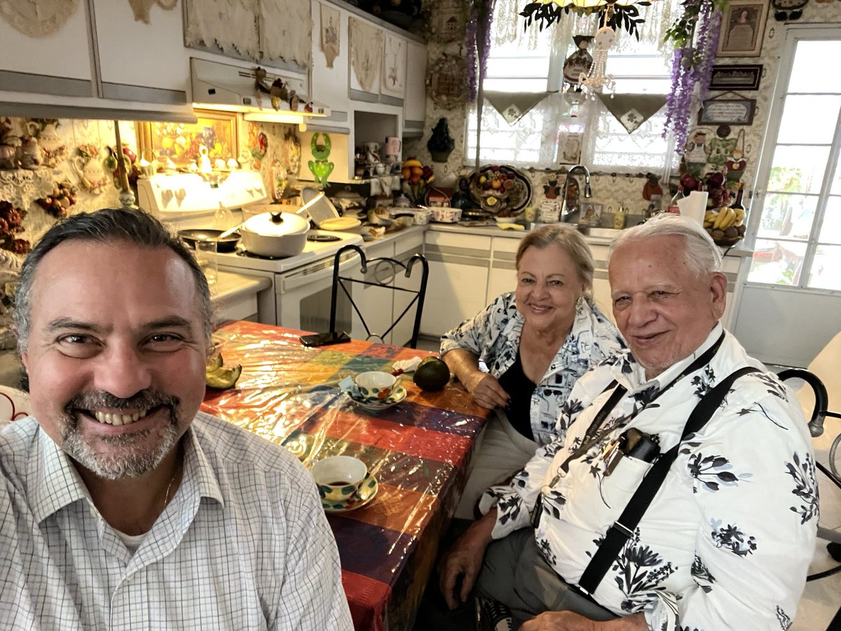JMMCondor's tweet photo. Honrado d invitación almuerzo por icono d PR Santos “El Negro” Ortiz - ingeniero, músico, Alcalde, y sastre d gobernadores - y su esposa Doña Pupa/Honored invitation 4 lunch by PR icon Santos “El Negro” Ortiz- engineer, musician, Mayor, &amp; tailor 2 governors - &amp; his wife Doña Pupa https://t.co/3blUM1oXlw