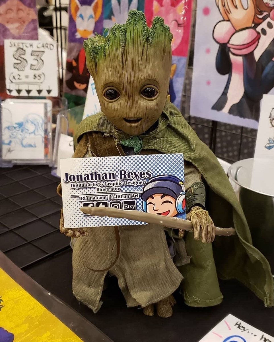 TheJRLuna's tweet image. Baby Groot says you should follow me on social media to see my artwork!

#Groot #BabyGroot #ArtistAlley #Comicon #GuardiansoftheGalaxy