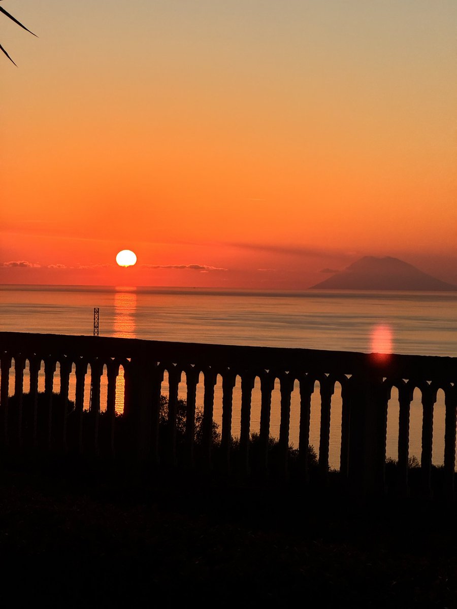 Avvolabo's tweet photo. Vista da casa, in Calabria 🧡 https://t.co/ZJtBFx4bv9