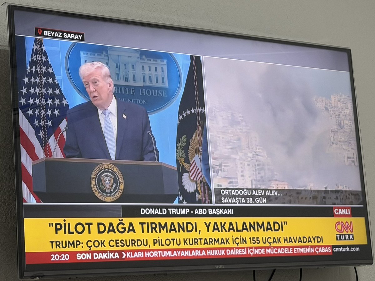 Epsteinci haydut yine ekranlara çıkmış, hikâye anlatıyor.
Sanki iki günde Abd’nin Rambo filmlerini izlemiş gibi şimdi film anlatıyor.

Önce 15 uçak dedi,
sonra 55 uçak dedi,
daha sonra 155 uçağa çıkardı.

Yok efendim, pilot 48 saat yaralı hâlde kalmış, dağ tepe tırmanmış, hayatta