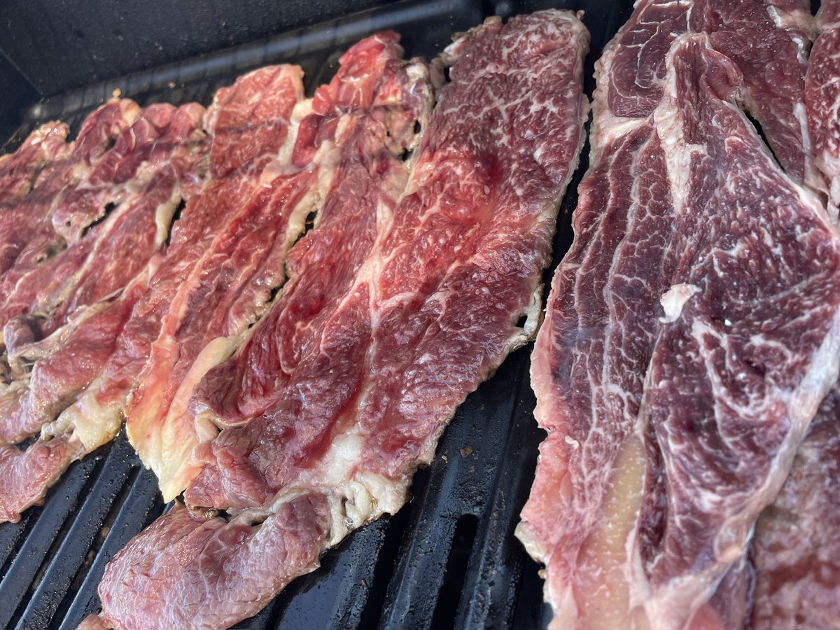 FrancescoVerdic's tweet image. …il #terrazzo c’è…il #sole c’è…il #barbacue c’è!
Non ci resta che #sfruttarlo!!! 🤣
#BuonaPasquettaATuttiVoi 🥩🕊️🍷